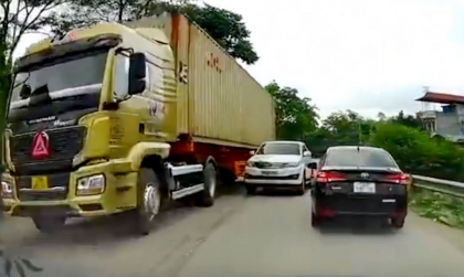 Clip TNGT: Lanh chanh vượt ẩu, tài xế Toyota Fortuner phải trả giá